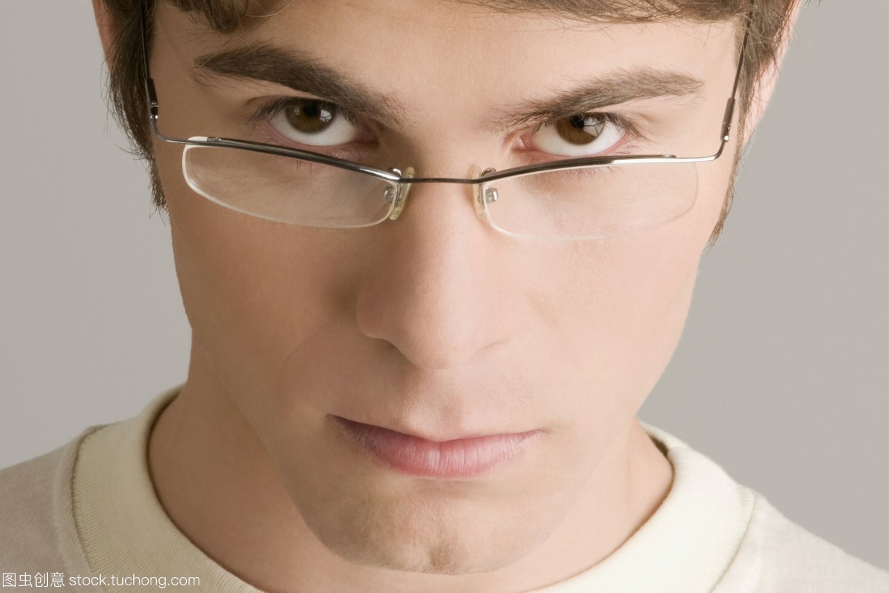 一個(gè)戴眼鏡的年輕人的畫像